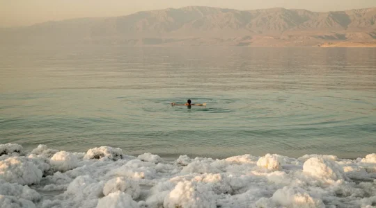 Vue panoramique de la Mer Morte entre la Jordanie et Israël avec formations de sel cristallisé