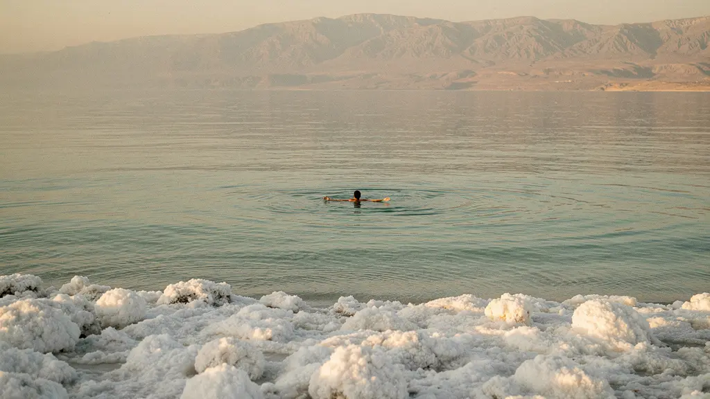 Vue panoramique de la Mer Morte entre la Jordanie et Israël avec formations de sel cristallisé
