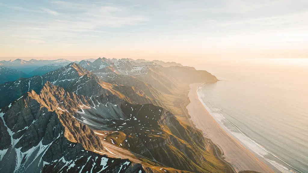 Vue aérienne panoramique montrant la transition entre un massif montagneux et le littoral, illustrant le choix de décor pour le parapente.