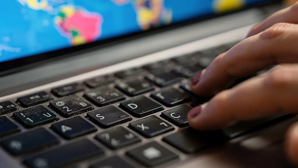 Écran d'ordinateur montrant une carte du monde avec différentes devises, VPN activé visible