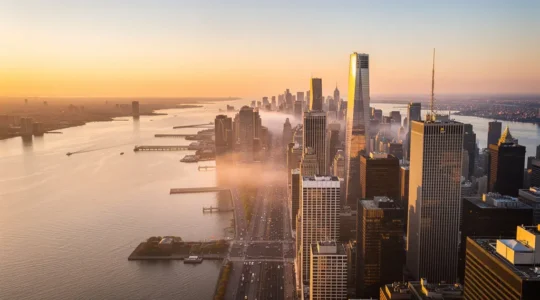 Vue aérienne de Manhattan au lever du soleil avec les gratte-ciels et l'Hudson River